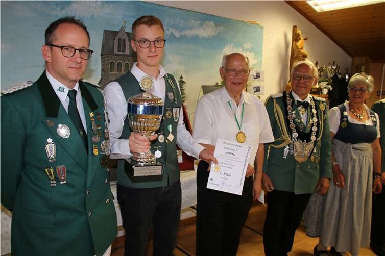Luis Velten gewinnt den Wanderpokal der Bezirksscheibe Jugend.  Fotos: Jörg Velten