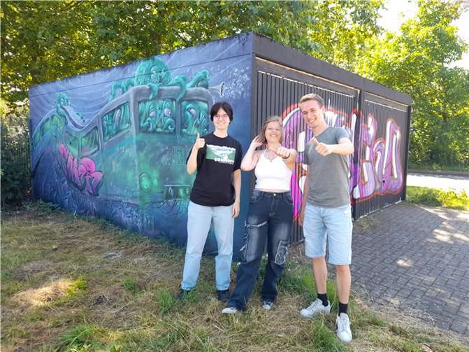 Luisa De Hesselle, Maike Moravec und Raphael Jüris (v.l.) vom Sinziger Jugendbeirat freuen sich darüber, dass die legalen Graffitiwände so gut angenommen werden.  Foto: Stadtverwaltung Sinzig