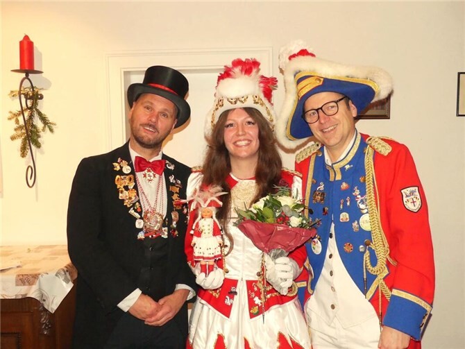 Luisa Groß wurde von Erik Schwarz (re.) und Markus Laux zum neuen Mariechen des KV Escher Wend gekürt. Fotos: TE