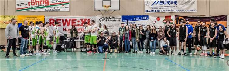 Luisa Schneiders mit den Basketballerinnen der SSG Lutzerather Höhe sowie den Basketballern des TuS Treis-Karden und der DJK Andernach. Foto: Ferrlein