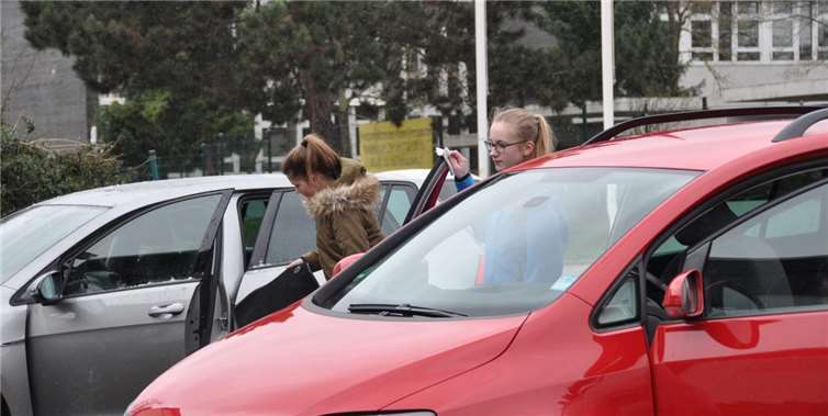 Luisa und Sophia reinigen die Autos von innen.