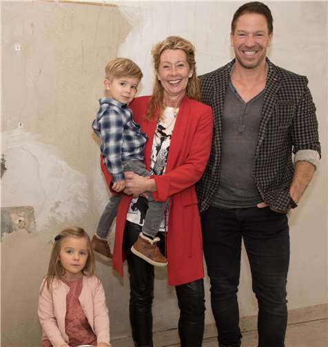 Luisa und Till Ulrich zusammen mit Inka Orth vom Bunten Kreis und dem Sänger Patrick Lück. -CEW-