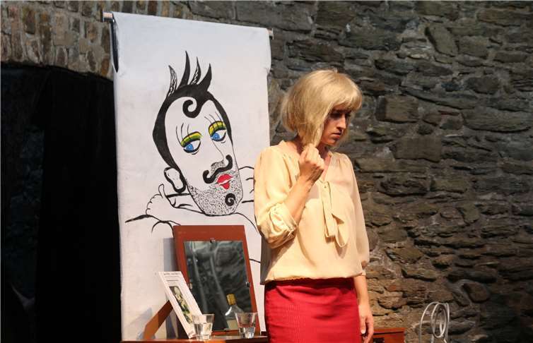 Luise (Jennifer Paulus) mit blonder Perücke erinnert Theaterdirektor Walter an seine Ehefrau und Mutter von Max und den Schwestern Matilde und Valentine.