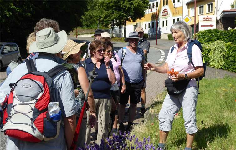 Luise Stephan erklärt die Kräuter.Fotos: privat