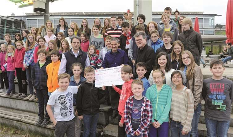 Luiz Gastardi (Bildmitte), Professor für Sozialarbeit an der Universität in Vitoria (Brasilien), zu Gast im Peter-Joerres-Gymnasium in Ahrweiler, Schulleiter OStD Reiner Meier (re) und Koordinator OStR Bernd Schmidt (li).  FIX