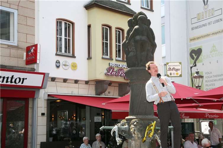 Lukas B. Engel erklomm für eine Darbietung sogar den Weiberbrunnen im Zentrum der Brückengemeinschaft.