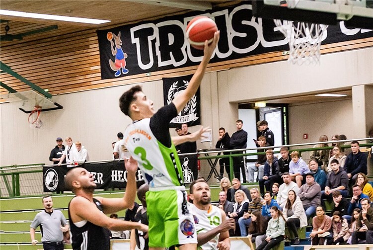 Treis-Karden gewinnt „wildes Spiel“ Lukas Bleser vom TuS Treis-Karden zieht erfolgreich zum Korb. Foto: Lisa Ferrlein.