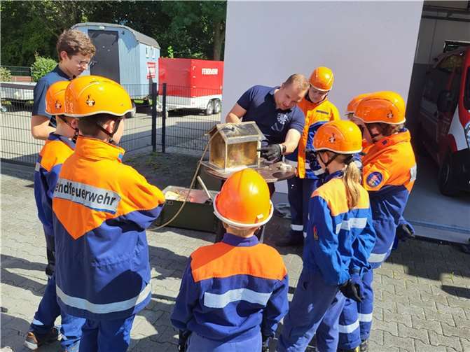 Lukas Buthe, stv. Jugendwart, erklärt den Kindern und Jugendlichen das Brandverhalten. Fotos: privat