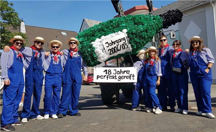Lukas, Emily, Hannah, Jolene, Aaron, Philipp Matthias und Alexander bildeten den diesjährigen Schießjahrgang. Ihr Motto „18 Jahre perfekt gereift“ machten die Jahrgänger 2004/2005 an der Kirmeskrone deutlich.