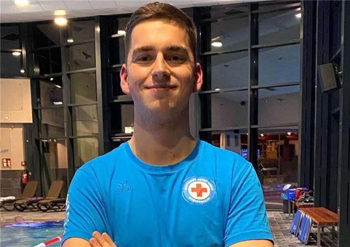 Lukas Franke ist ehrenamtlich in der Wasserwacht des DRK-OV Bad Breisig engagiert und dort Mitbegründer einer Jugendschwimmgruppe.  Foto: Oliver Watschounek / DRK-OV Bad Breisig