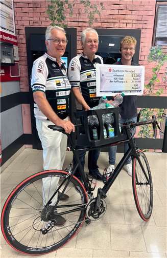 Lukas Glück überraschte Hans-Peter Lehnert und Jürgen Grünwald mit einer großzügigen Spende von 1000 Euro. Foto: Privat