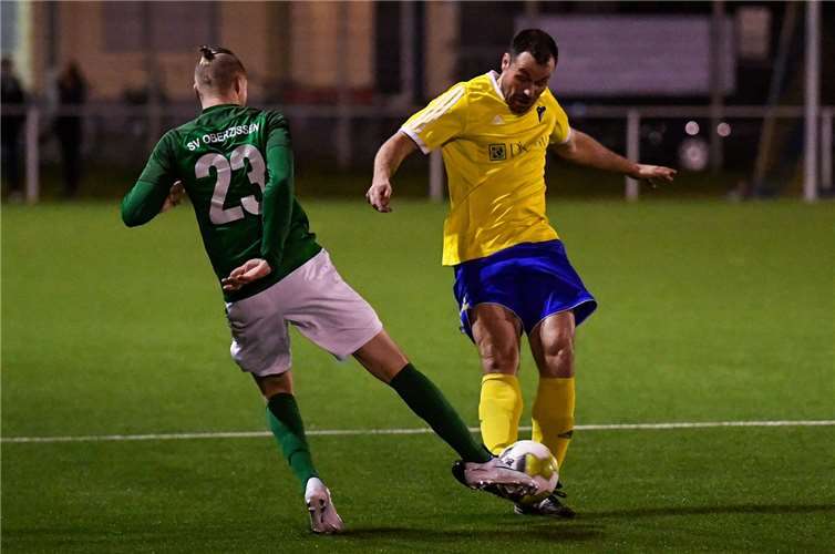 Lukas Groß (SV Oberzissen) und Dominik Nietgen (SV Dernau) im Zweikampf um den Ball.Daniel Schäfer