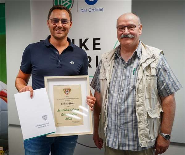 Lukas Heep (links) mit Ulrich Schneider-Freundt, Vorsitzender des Schiedsrichterausschusses des FVR.  Foto: FVR