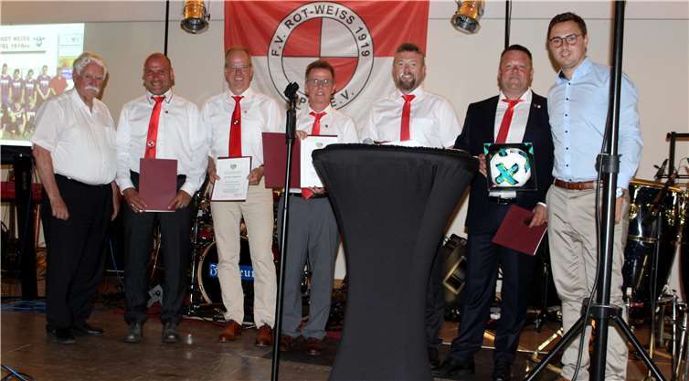 Lukas Heep vom Kreisvorstand des Fußballverbandes nahm die Ehrung verdienter FV-Mitglieder vor. Fotos: DL
