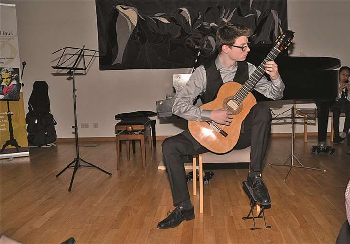 Lukas Klemmer an der Gitarre.