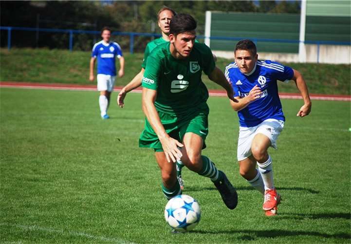 Lukas Kramp (rechts) von der SG Schoden sicherte sich mit sage und schreibe 40 Saisontreffern die Torjägerkanone.