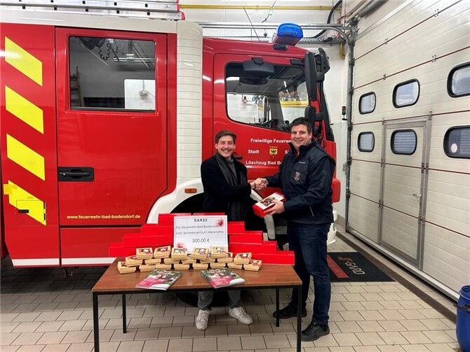 Lukas Linden (links) überreichte dem Löschzugführer Marc Bauer stellvertretend die Weihnachtsgrüße für alle aktiven Feuerwehrleute in Bad Bodendorf.  Foto: Lukas Linden