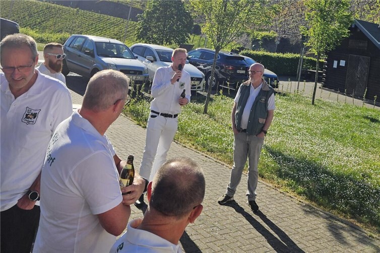 Lukas Mertesacker und Torsten Kerres begrüßen die Anwesenden