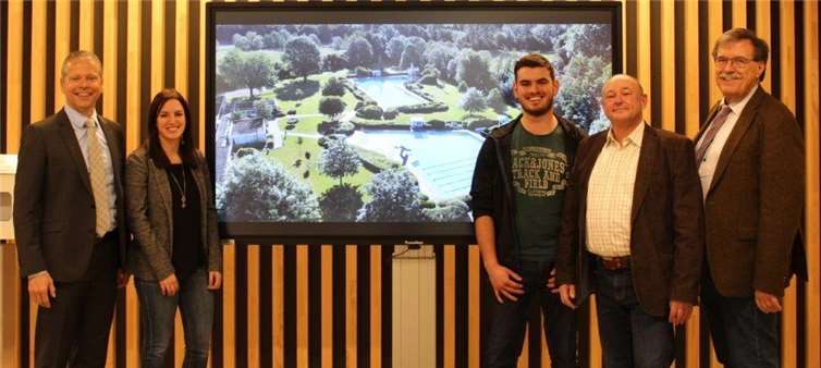 Lukas Mohr (Mitte) wird von Geschäftsführer Oliver Fender, Daniela Hillesheim, Schwimmmeister Frank von Schmidt und Bürgermeister Klaus Bell willkommen geheißen. Foto: privat