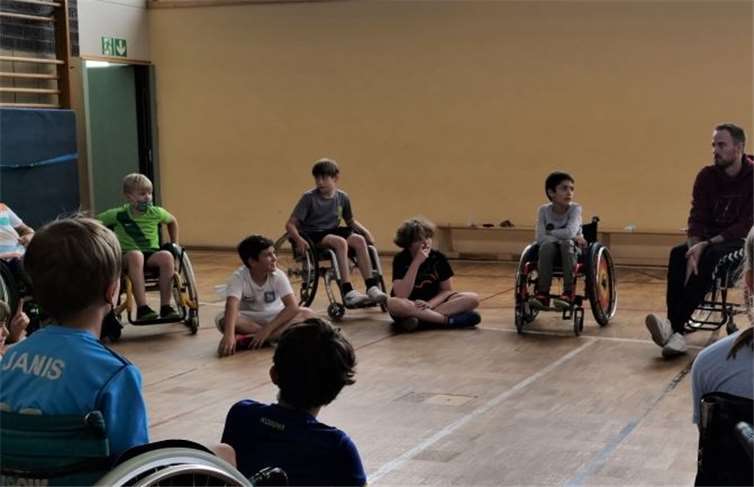 Lukas Neumann und das Team sensibilisieren die Kinder für Menschen im Rollstuhl.Fotos: Unfallkasse RLP