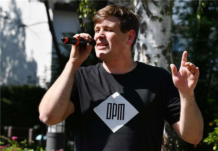 Lukas Otte, bekannt aus der RTL-Castingshow „Deutschland sucht den Superstar“, besuchte das Seniorenzentrum. Fotos: RASCH