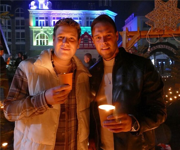 Lukas Otte und Daniel Ferber engagierten sich erneut ehrenamtlich für die gute Sache und untermalten die besondere Stimmung mit einfühlsamen Liedern.