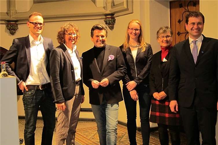 Lukas Petrikowski und Heike Hülpüsch vom Campus Lions Club; Thomas Anders, Kristina Kutting und Rosi Graefen vom Kinderschutzbund Koblenz; Prof. Dr. Markus Rudolf, Rektor der WHU (v.l.n.r.).privat