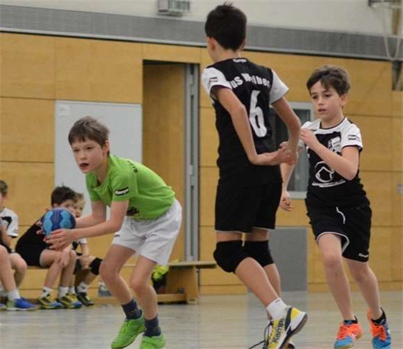 Lukas Pistor wird von zwei Gegnern verfolgt.Anke Bous