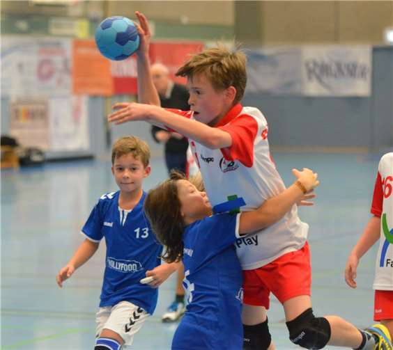 Lukas Plura (am Ball), der von einem Gegenspieler attackiert wird. Fotos: privat