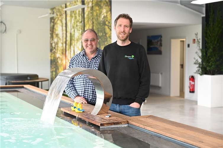 Lukas Reutelsterz (rechts) und sein Vater Rainer Reutelsterz in den Ausstellungsräumen.  Fotos: SK/privat