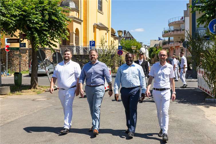 Lukas Schug, Stadtbürgermeister Rene Achten, Pastor Magnus, Eric Schmitz. 