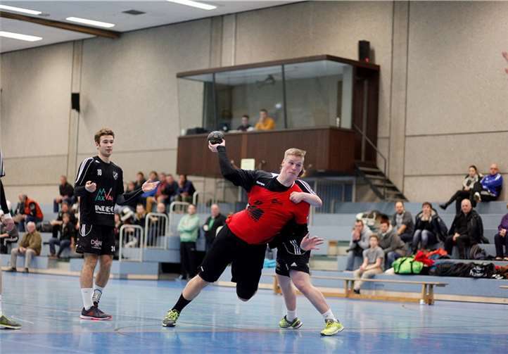 Lukas Wichmann kommt am Kreis frei zum Wurf.