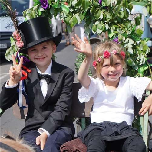 Lukas und Kimperly schicken sich an,mal echte Pfingstreiter und Maimädchen zu werden