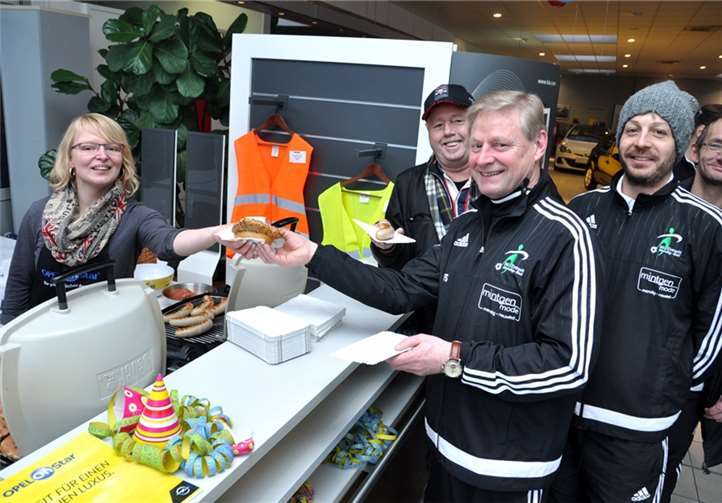 Lukullische Köstlichkeiten gab es beim „Angrillen“ zur Freude der Gäste.