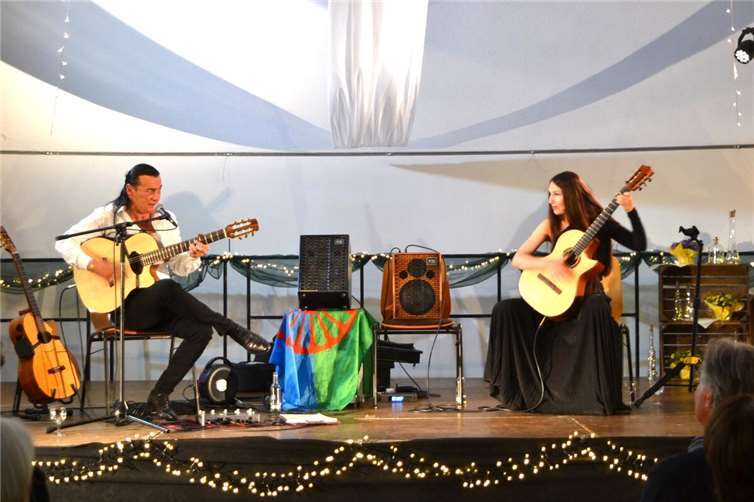 Lulo Reinhardt und Yuliya Lonskaya verbreiteten gute Laune. Bei ihrer Musik sprang der Funke über ins Publikum.  Foto: E.T. Müller