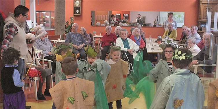 Lumina verzaubert die Bewohner des Altenzentrums St. Johannes in der hauseigenen Cafeteria „Klosterklause“. Altenzentrum St. Johannes