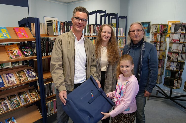 Luna Kahlenbach nahm ihren Preis aus den Händen von Bürgermeister Peter Jung entgegen. Auch Bibliotheksleiter Volker Trümper und Anna Lenz gratulierten der Gewinnerin.