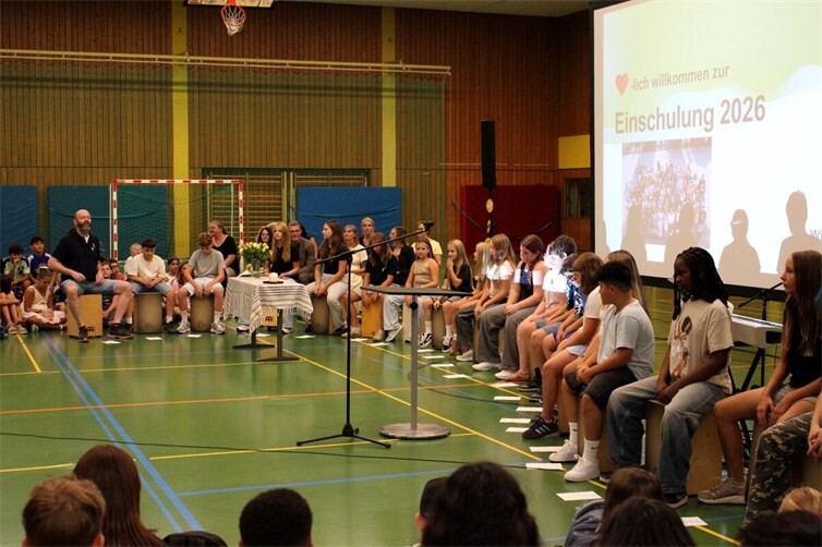 Lust auf die neue Schulzeit weckte auch Musiklehrer Joachim Schmitz mit seiner dynamischen Cajon-AG.