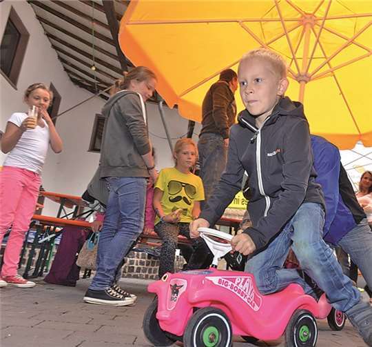 Lustig ging es zu beim Familientriathlon im Rahmen der Birresdorfer Kirmes, besonders das Bobbycar-Rennen war bei den Kindern beliebt. -VJ-