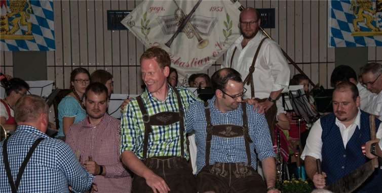 Lustige Aktionen wie das Wettsägen sorgten zwischen den Musikbeiträgen für zünftige Gaudi.