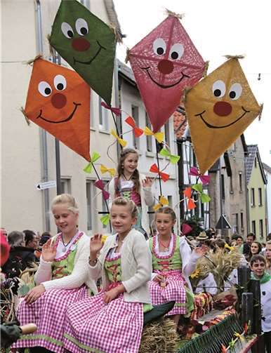 Lustige Drachen begleiteten die Kinderweinkönigin mit ihren Ehrendamen.
