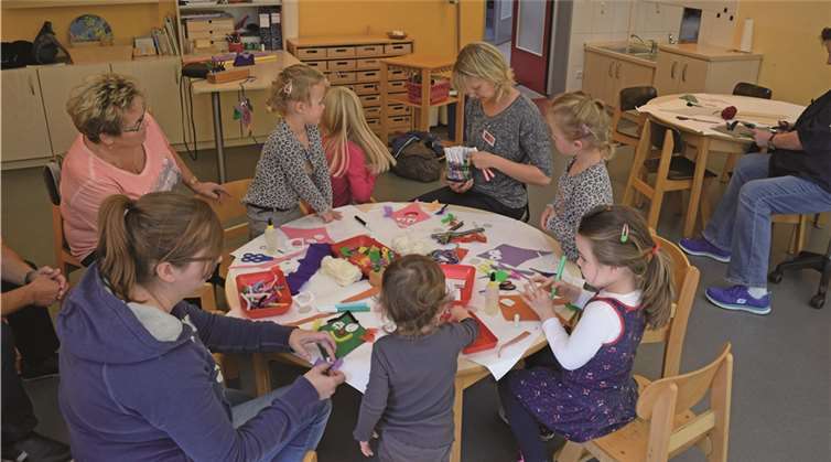 Lustige Herbstdrachen wurden beim Fest gebastelt.privat