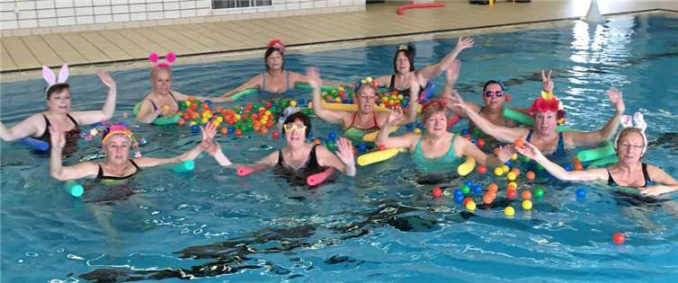 Lustige Kostüme brachten närrische Stimmung ins Becken. Privat