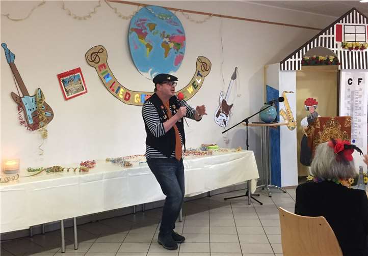 Lustige Lieder, Vorträge usw. brachten das Publikum zum Lachen.