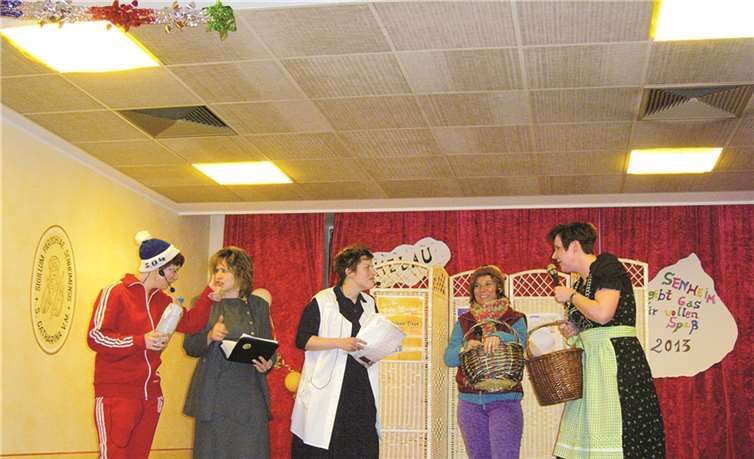 Lustige Sketche begeisterten das Publikum im Saal.privat