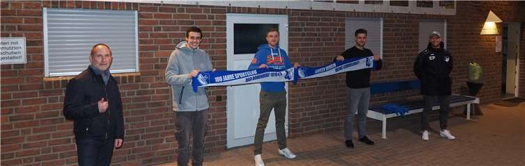 Lutz Baumann - 1. Vorsitzender (li.) und Abteilungsleiter Enrico Pacholeck (re.) freuen sich über die drei Neuzugänge von Niclas Alfter (2.v.l.), Michael Tschernapanow (mitte) und Philipp Auster. Foto: Mike Beitzel