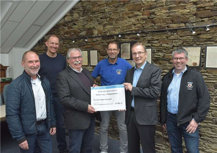 Lutz Baumann (SC Bad Bodendorf), Michael Kappl (KG Närrische Buben), Volker Thormann (KG Närrische Buben), Jürgen Werf (KG Rievkooche), Bürgermeister Andreas Geron und René Kurth (KG Rievkooche) (v.l.) bei der symbolischen Scheckübergabe im Sinziger Rathaus. Foto: Martin Gausmann