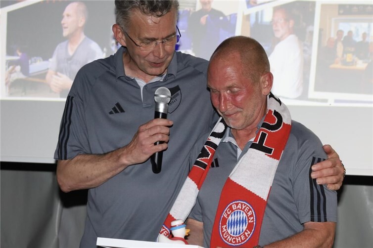 Lutz Baumann wird von der Versammlung gebührend verabschiedet.
