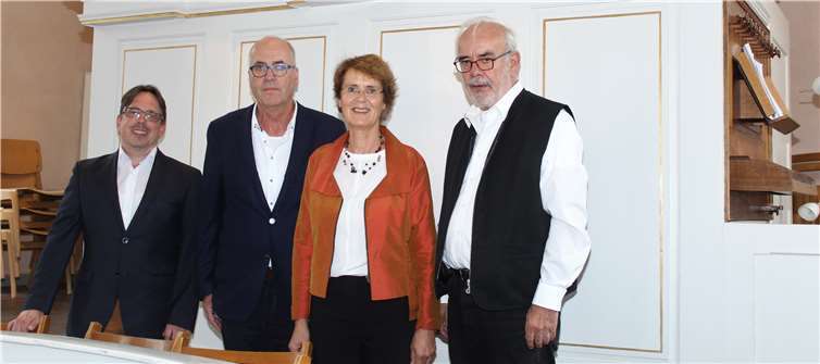Lutz Brenner, Bernhard Nellessen, Renate Luig und Michael Dombek vor der historischen Schöler-Orgel aus dem Jahr 1830. Fotos: Bürgerstiftung Bad Ems