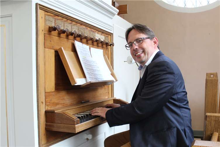 Lutz Brenner am Pult der historischen Schöler-Orgel aus dem Jahr 1830, die bis auf wenige Teile bis heute noch im Originalzustand gespielt wird.